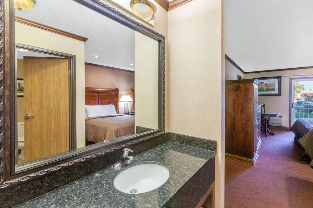 Queen Room with Two Queen Beds - Non-Smoking interior